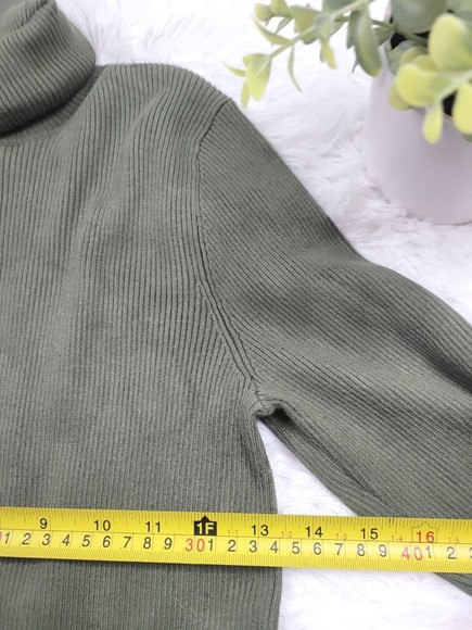 [378] Calvin Klein Green Turtle Neck Sweater - Picture 7 of 9